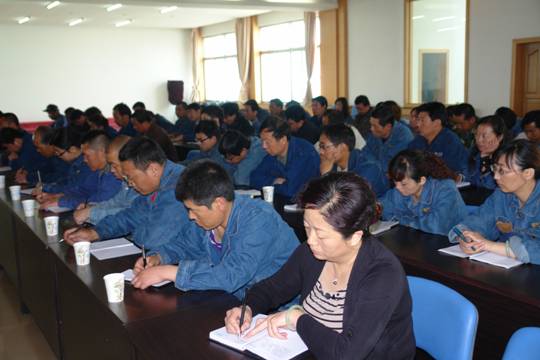 青海物產工業(yè)投資有限公司、青海長春炭素有限公司召開貫徹省第十二次黨代會精神學習傳