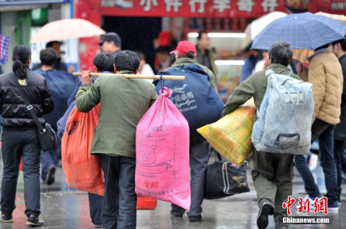 聚焦春節(jié)&ldquo;恐歸族&rdquo;：近鄉(xiāng)情怯，恐懼何來(lái)？(圖)